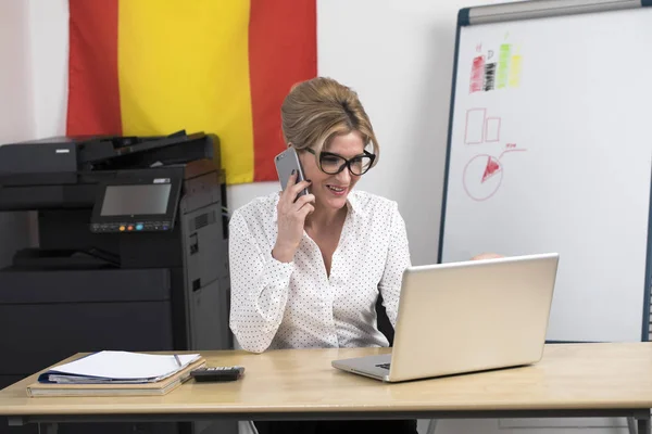 Ung affärskvinna med laptop — Stockfoto