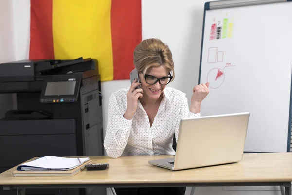 Femeie de afaceri tânără folosind laptop — Fotografie, imagine de stoc