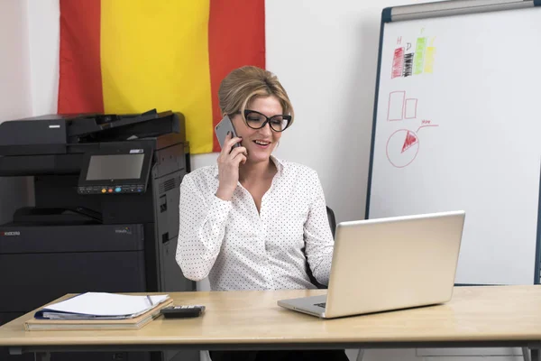 Joven mujer de negocios utilizando el ordenador portátil —  Fotos de Stock