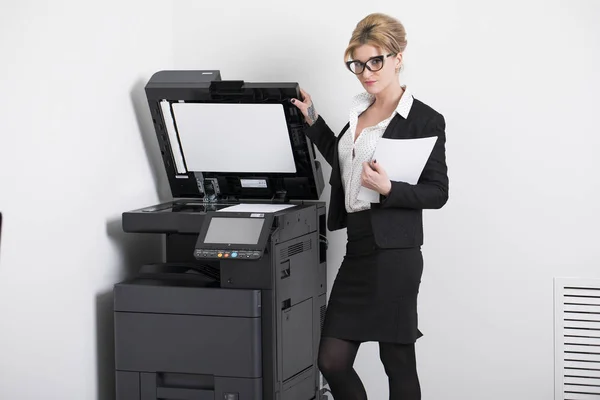 Young beautiful woman making copies in the office — Stock Photo, Image