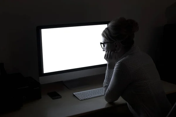 Jovem mulher trabalhando no computador tarde da noite — Fotografia de Stock