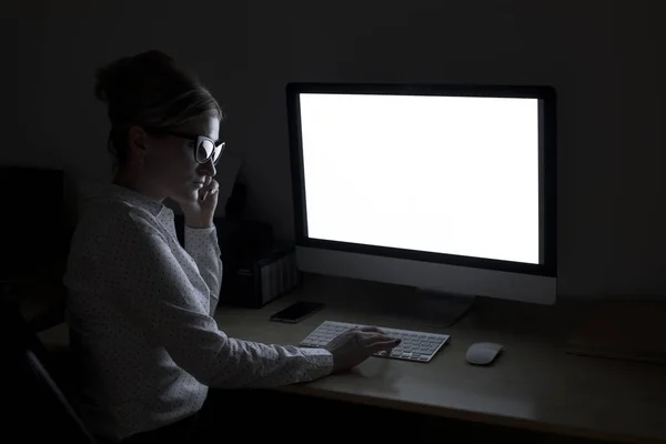 늦은 밤에 컴퓨터에서 일 하는 젊은 여자 — 스톡 사진