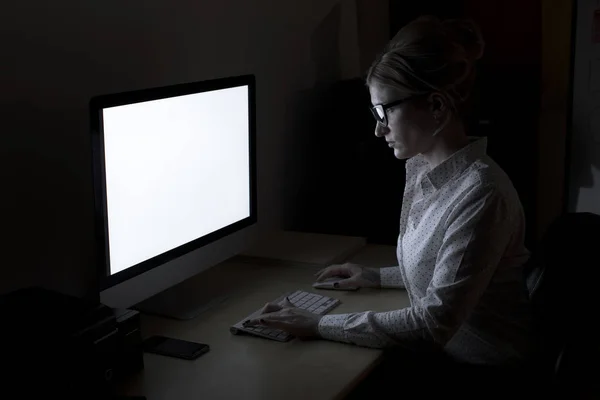 深夜在电脑前工作的年轻女子 — 图库照片