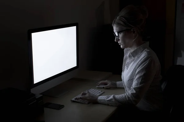 Gece geç saatlerde bilgisayarda çalışan genç kadın — Stok fotoğraf