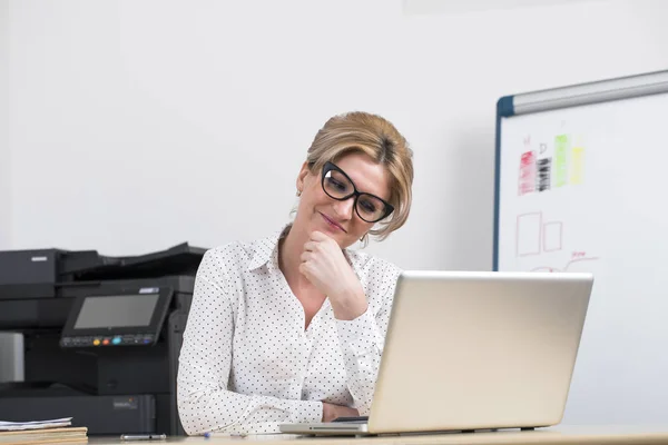 Sekretärin im Büro — Stockfoto