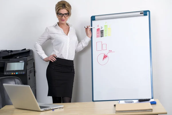 Sales draws a graph on the board for inscriptions — Stock Photo, Image