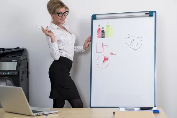 Sales zeichnet eine Grafik auf der Tafel für Inschriften — Stockfoto