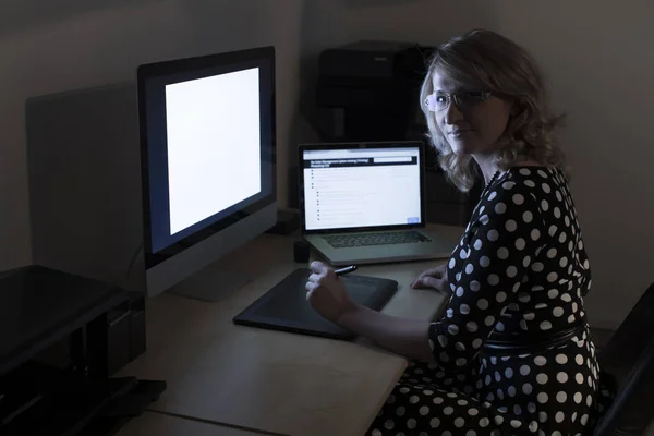 Jonge vrouw die werkt op de computer laat in de avond — Stockfoto