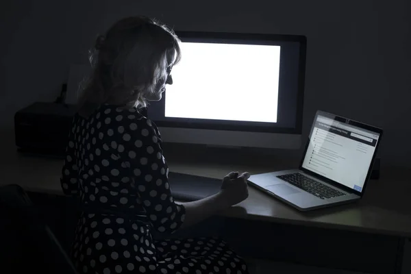 늦은 밤에 컴퓨터에서 일 하는 젊은 여자 — 스톡 사진