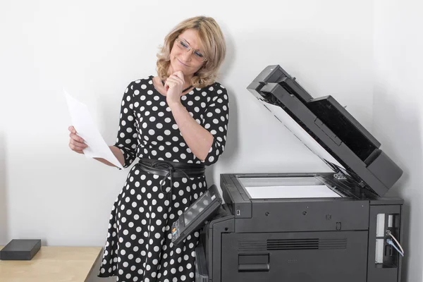 Ung vacker kvinna att göra kopior på kontoret — Stockfoto