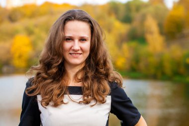 Sonbahar parkında güzel bir kadın.