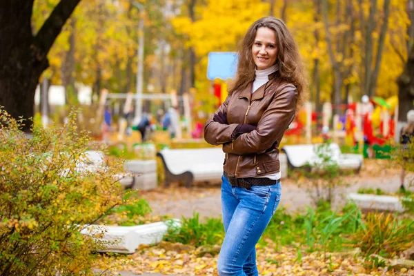 Jonge mooie vrouw in de herfst park — Stockfoto