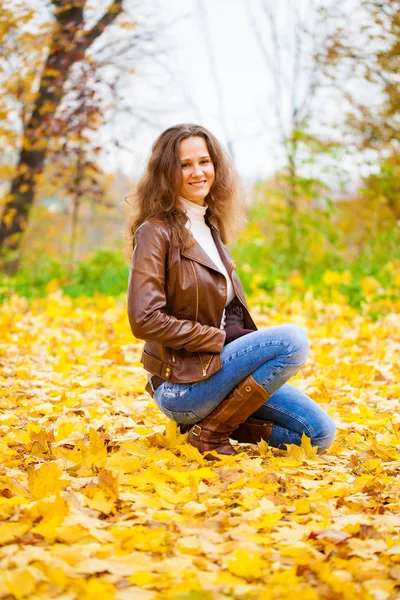 Herfst mode beeld van jonge vrouw wandelen in het park — Stockfoto