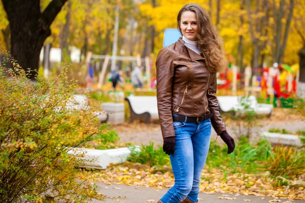 Young beautiful woman in autumn park — Stock Photo, Image