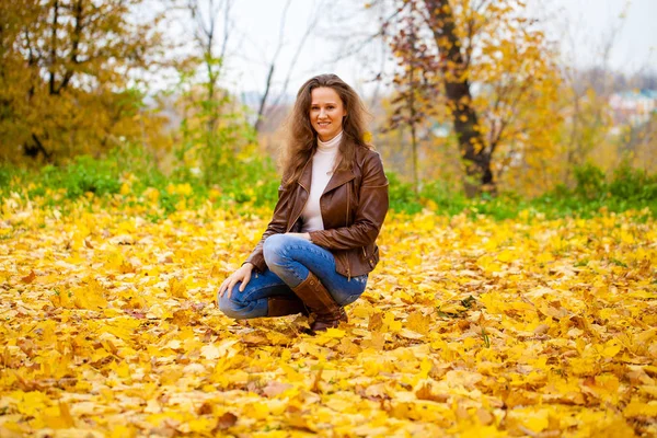 Осенний модный образ молодой женщины, гуляющей в парке — стоковое фото