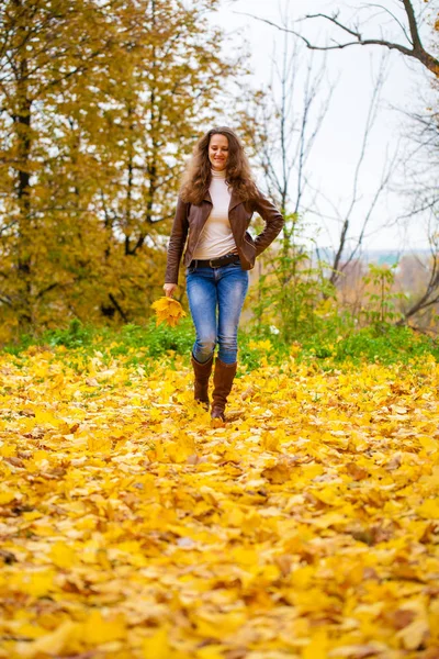 공원에서 산책 하는 젊은 여자의가 패션 이미지 — 스톡 사진