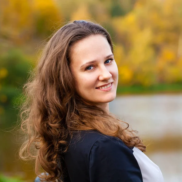 Fiatal gyönyörű nő őszi parkban — Stock Fotó