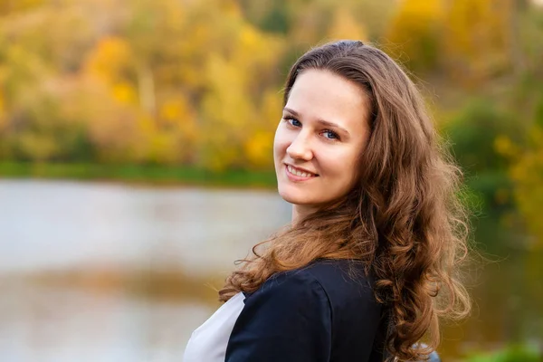 Jonge mooie vrouw in de herfst park — Stockfoto