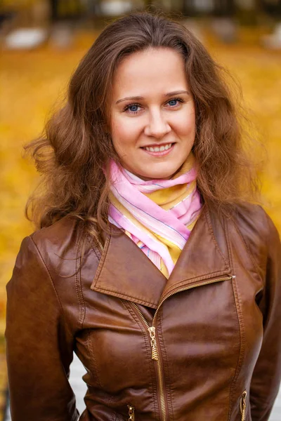 Jeune belle femme dans le parc d'automne — Photo