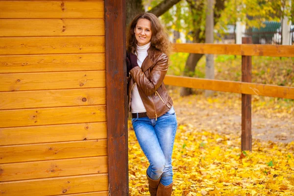 Herfst mode beeld van jonge vrouw wandelen in het park — Stockfoto