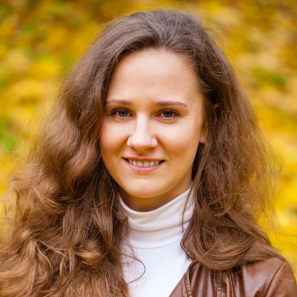 Jeune belle femme dans le parc d'automne — Photo