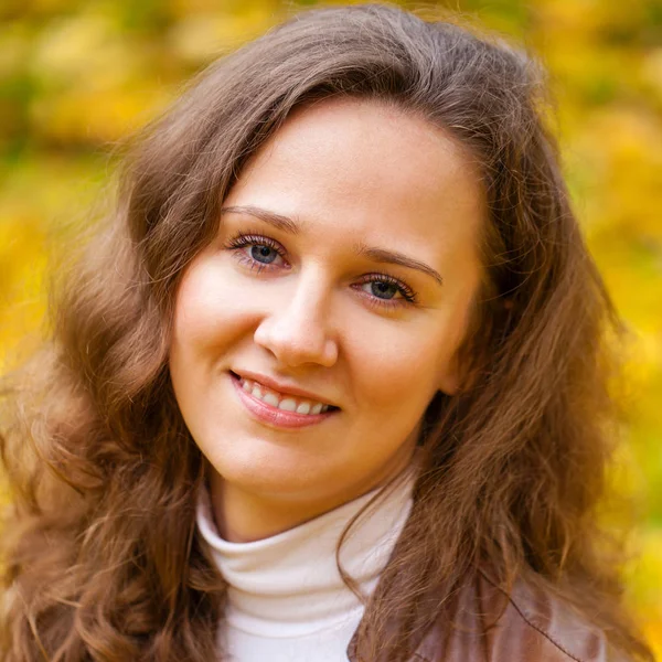 Jonge mooie vrouw in de herfst park — Stockfoto