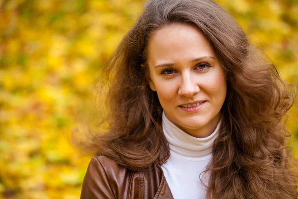 Jeune belle femme dans le parc d'automne — Photo