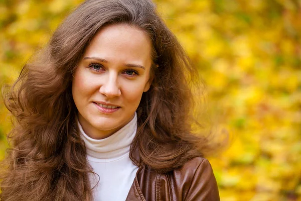 Giovane bella donna nel parco autunnale — Foto Stock