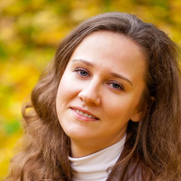 Jonge mooie vrouw in de herfst park Rechtenvrije Stockfoto's