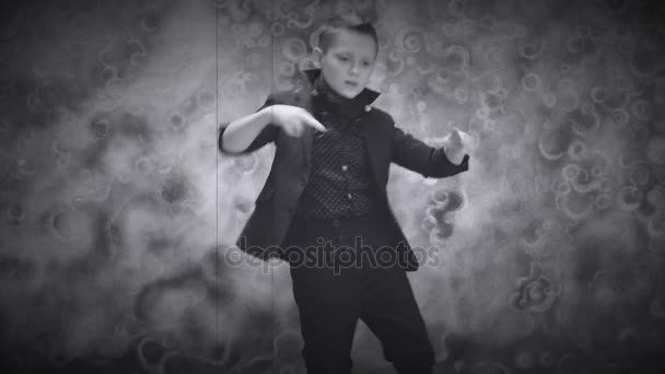 Chlapeček v tmavě modrém obleku tančí ve studiu — Stock video