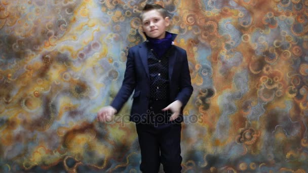 Niño pequeño en traje azul oscuro bailando en el estudio — Vídeos de Stock