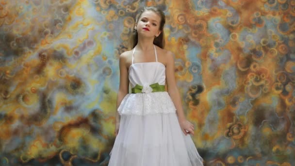 Air Kiss. niña en vestido blanco bailando en el estudio — Vídeos de Stock