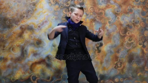 Chico en traje azul oscuro bailando en el estudio — Vídeo de stock