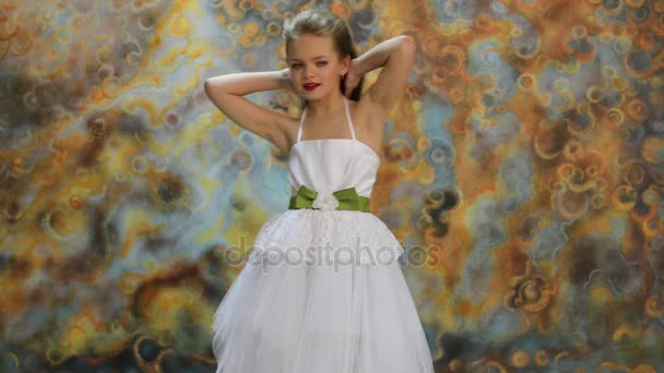 Blondes kleines Mädchen im weißen Ballkleid tanzt im Studio — Stockvideo