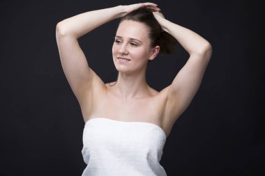 Beyaz bir havlu eller esmer kadın