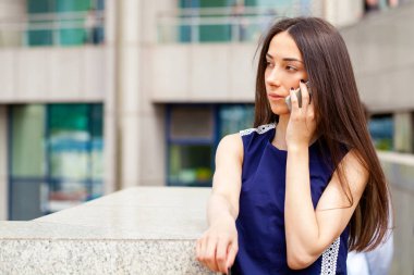 Güzel genç esmer kadın telefon ederken
