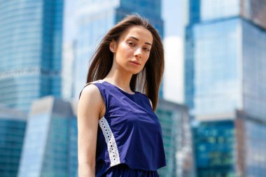 Mutlu genç bir kadının yakın plan portresi. 