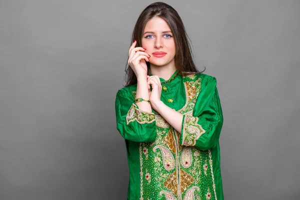 Retrato de bela mulher oriental em sari verde — Fotografia de Stock