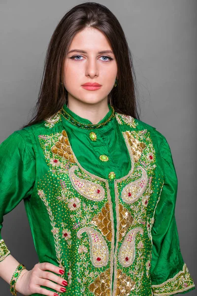 Retrato de una hermosa mujer oriental en sari verde — Foto de Stock