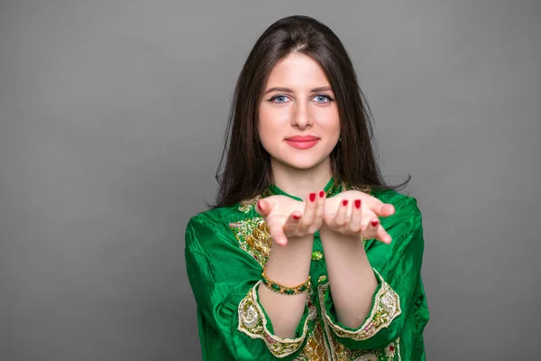 Retrato de bela mulher oriental em sari verde — Fotografia de Stock