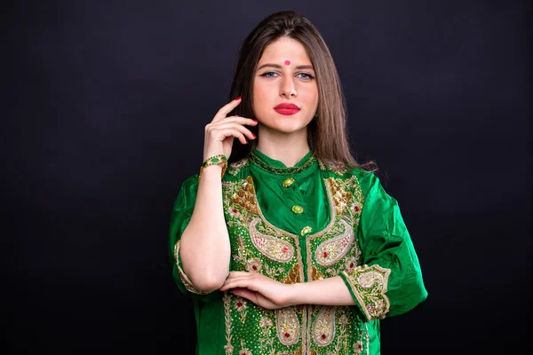 Portrait of beautiful eastern woman in green sari — Stock Photo, Image
