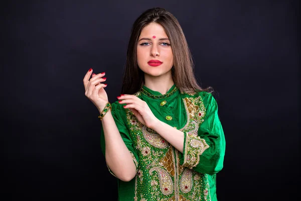 Portrait of beautiful eastern woman in green sari — Stock Photo, Image