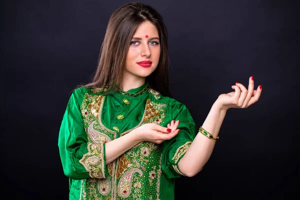 Retrato de bela mulher oriental em sari verde — Fotografia de Stock