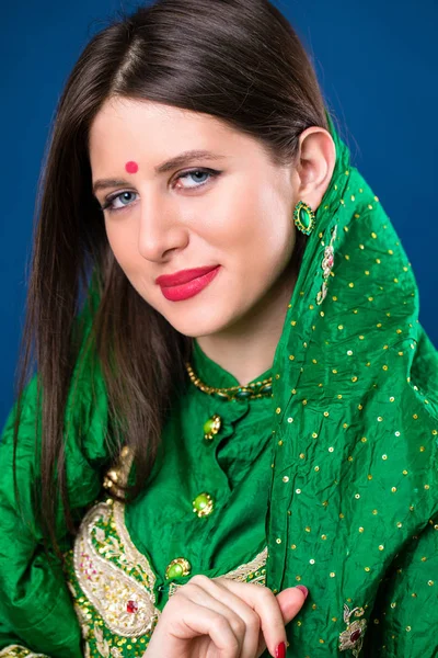 Portrait of beautiful eastern woman in green sari — Stock Photo, Image