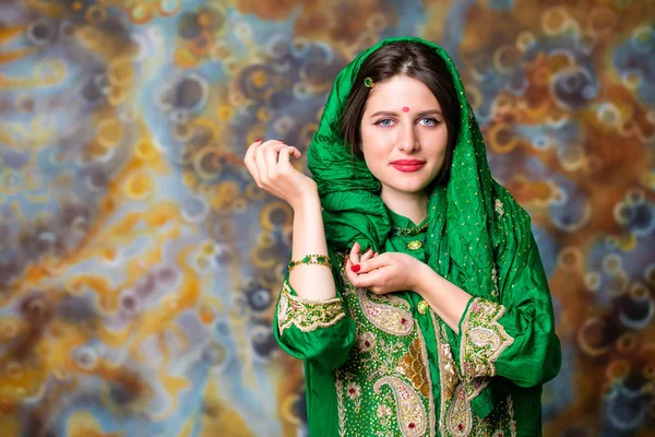 Porträtt av vackra östra kvinna i grön sari — Stockfoto