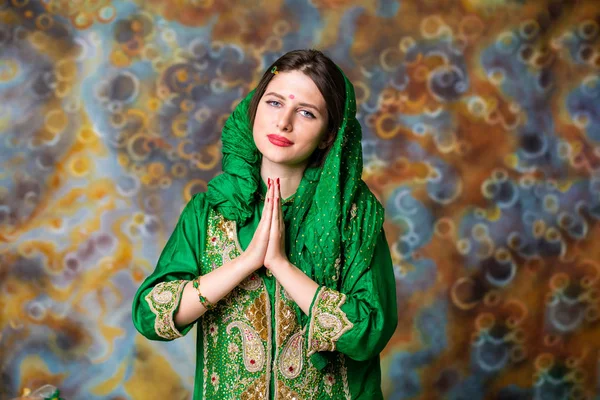 Retrato de bela mulher oriental em sari verde — Fotografia de Stock