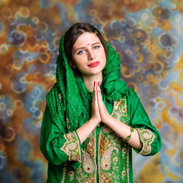 Portret piękne kobiety Wschodniej w zielone sari — Zdjęcie stockowe