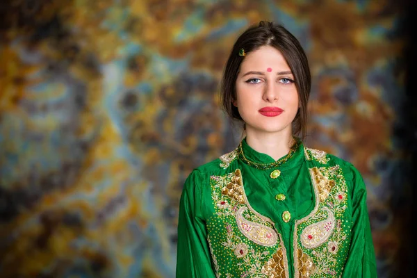 Retrato de bela mulher oriental em sari verde — Fotografia de Stock