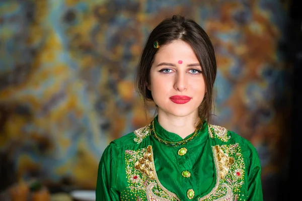 Retrato de una hermosa mujer oriental en sari verde — Foto de Stock