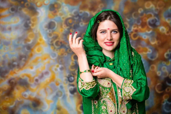 Portrait of beautiful eastern woman in green sari — Stock Photo, Image